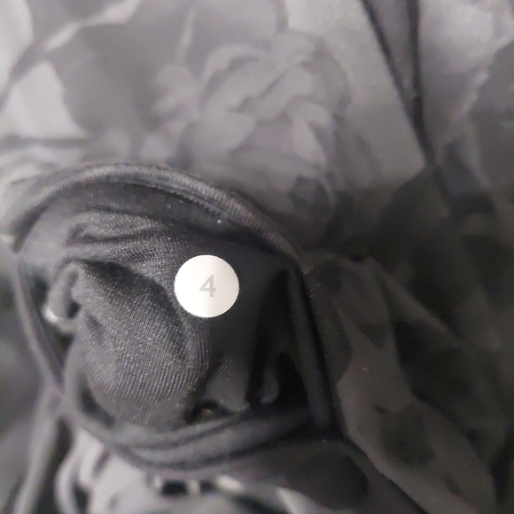 Lululemon gray flower print Sz 4 - Picture 4 of 4